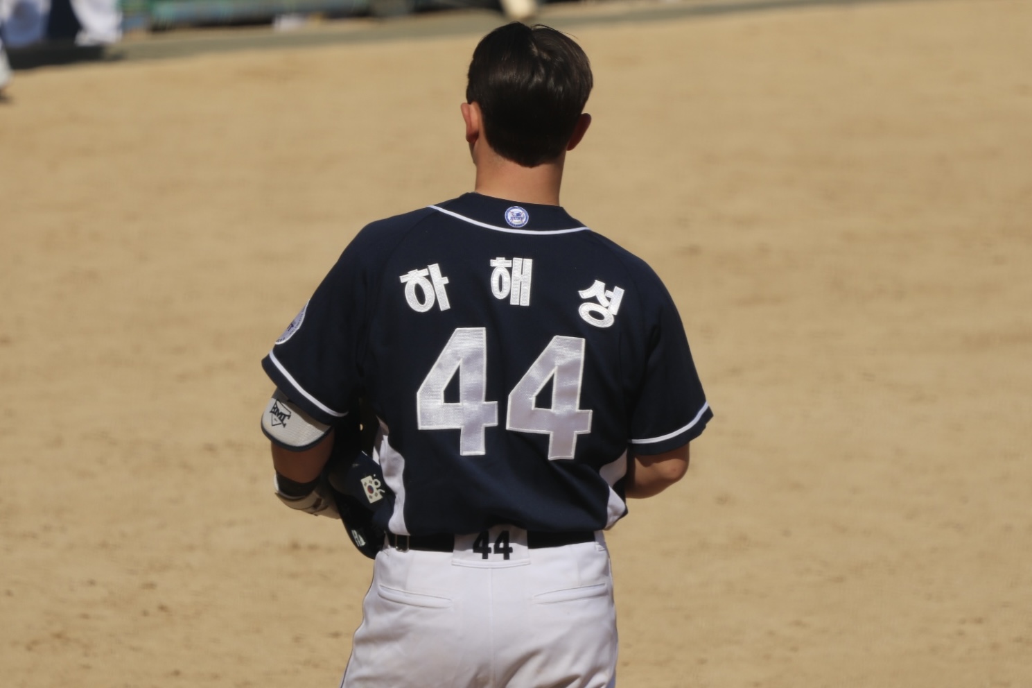 네이비 유니폼 등번호 44번을 단 하해성 선수의 뒷모습