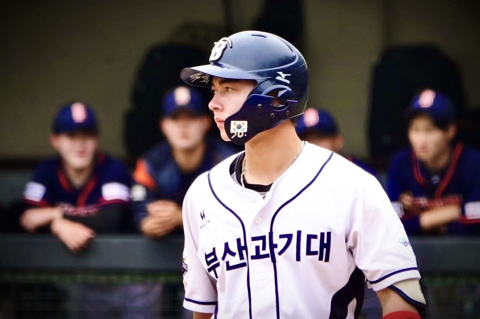 타격 헬멧을 쓰고 더그아웃에서 타석을 준비하는 하해성 선수