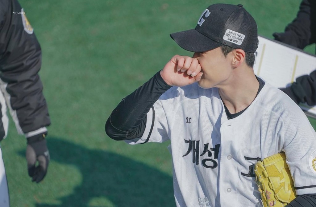 개성고교 유니폼을 입고 노란 글러브를 들고 있는 이환 선수