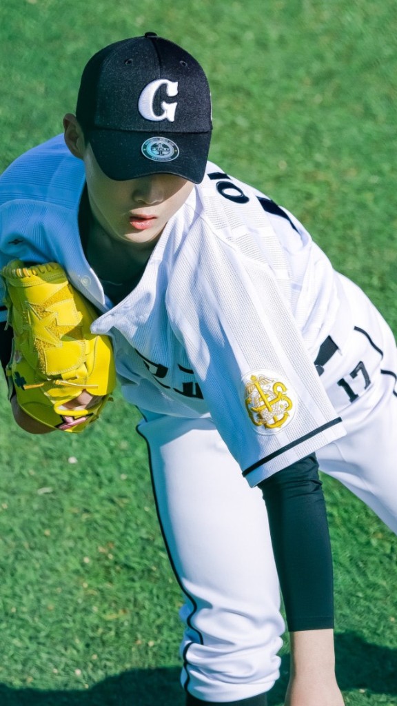 개성고교 유니폼을 입고 투구 동작 중인 이환 선수